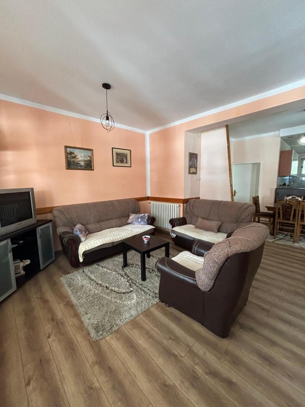 Apartman Dunja I Milos モクラ・ゴラ エクステリア 写真